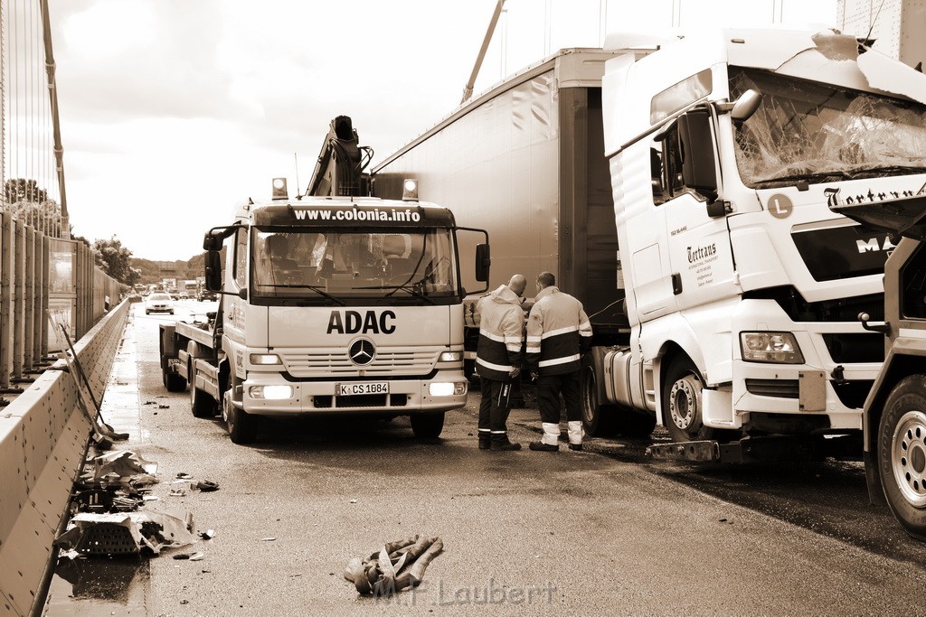 Schwerer LKW VU PKlemm A 4 Rich Olpe auf der Rodenkirchener Bruecke P431.JPG - Miklos Laubert